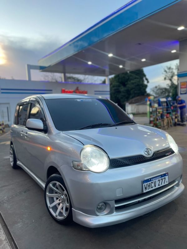 Toyota Sienta 2005