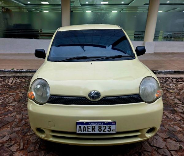 Toyota Sienta 2005